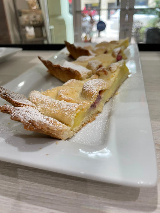 Torta della nonna con fragole